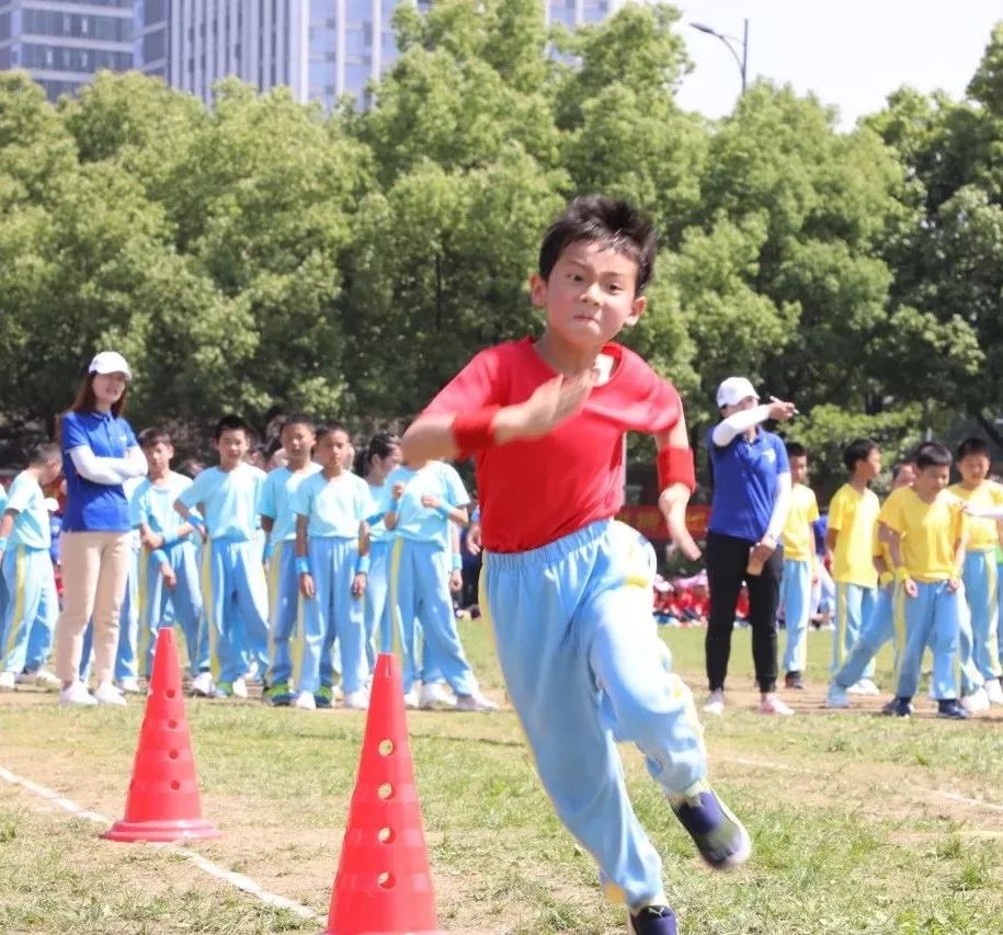 团体协作成功夺魁，掀起全场欢呼